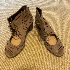 Vince Camuto Tarita Cutout Lace-Up Sandals, sz 9